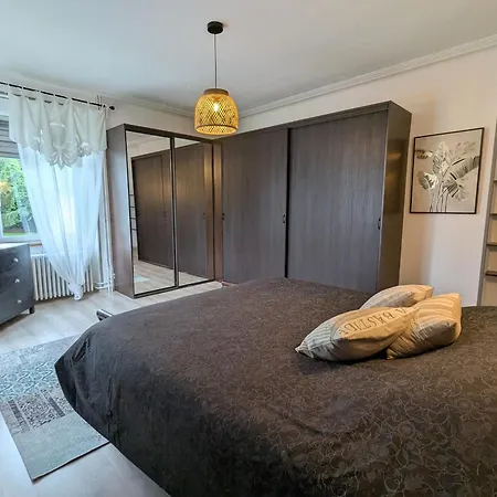 Deux Avec Entrée Indépendante, Accès à Un Jardin - Fr-1-589-817